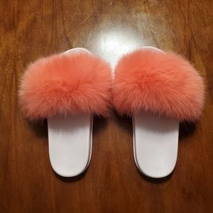 Adorable faux fur slippers - sz 8. See description